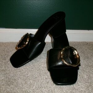 BLACK HEELS SIZE 9 NEVER WORN